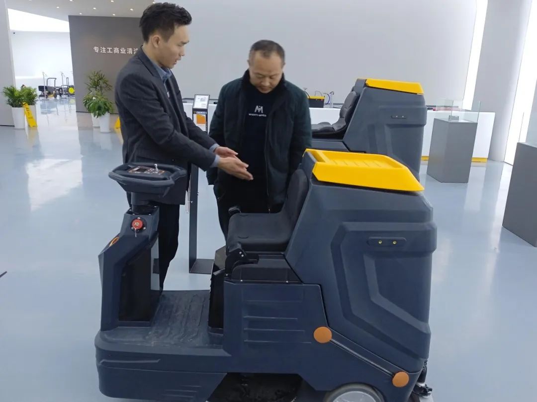  廠家教你如何全面的維護保養(yǎng)洗地機