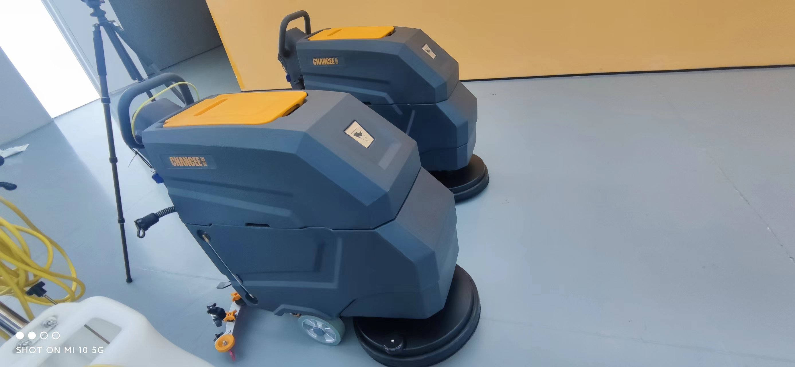  怎么拆卸安裝手推式洗地機的刷盤呢？