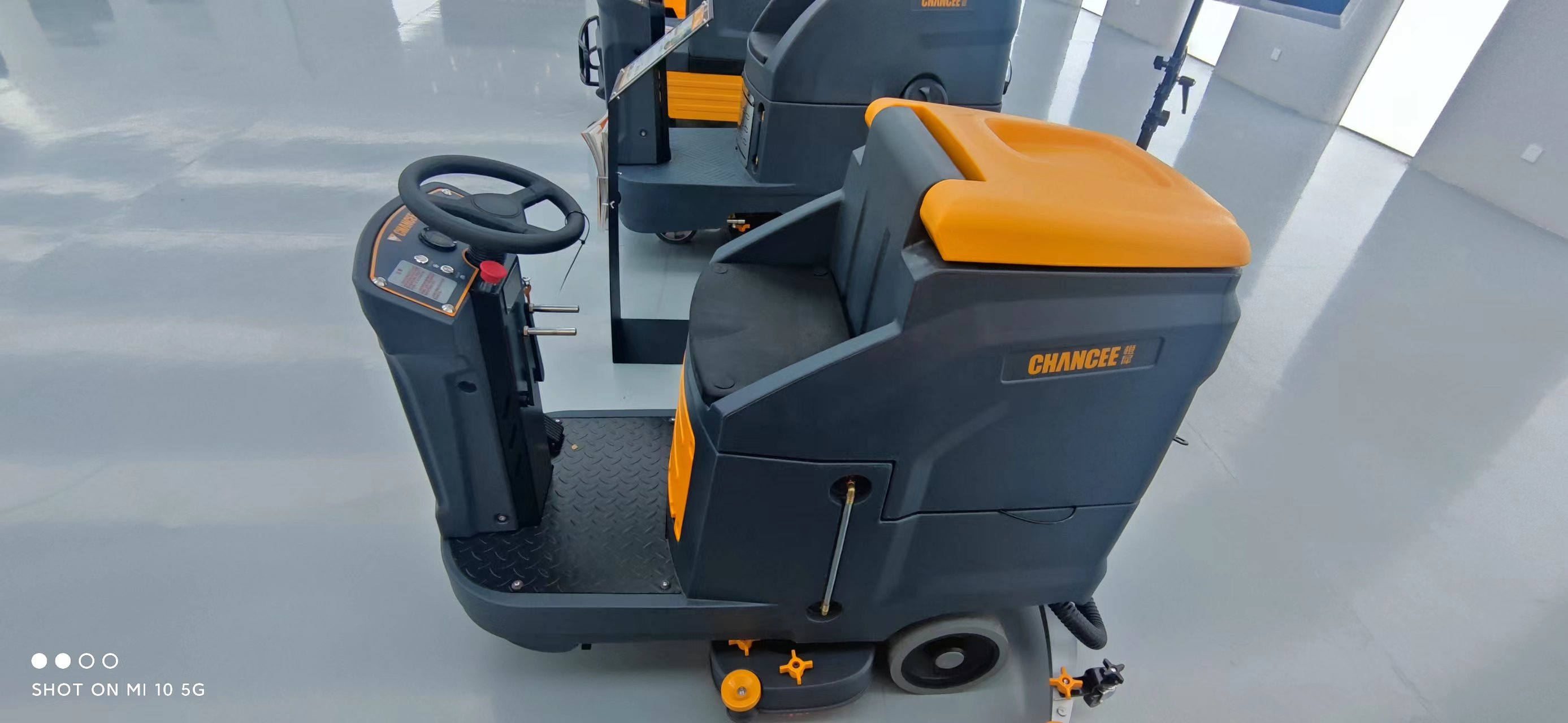 駕駛式洗地機(jī)出現(xiàn)出水不正常要怎么辦？