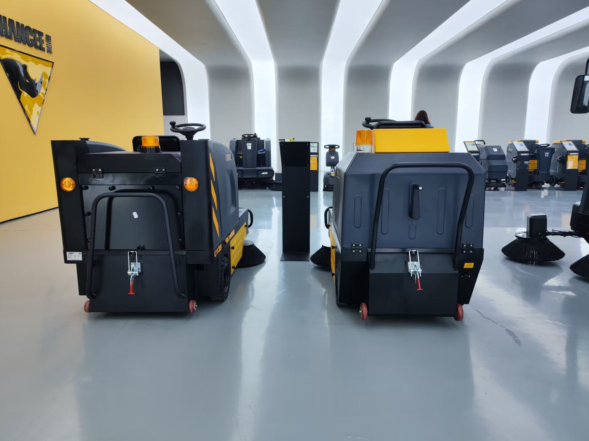 社區(qū)使用道路工業(yè)掃地機(jī)的注意事項(xiàng)