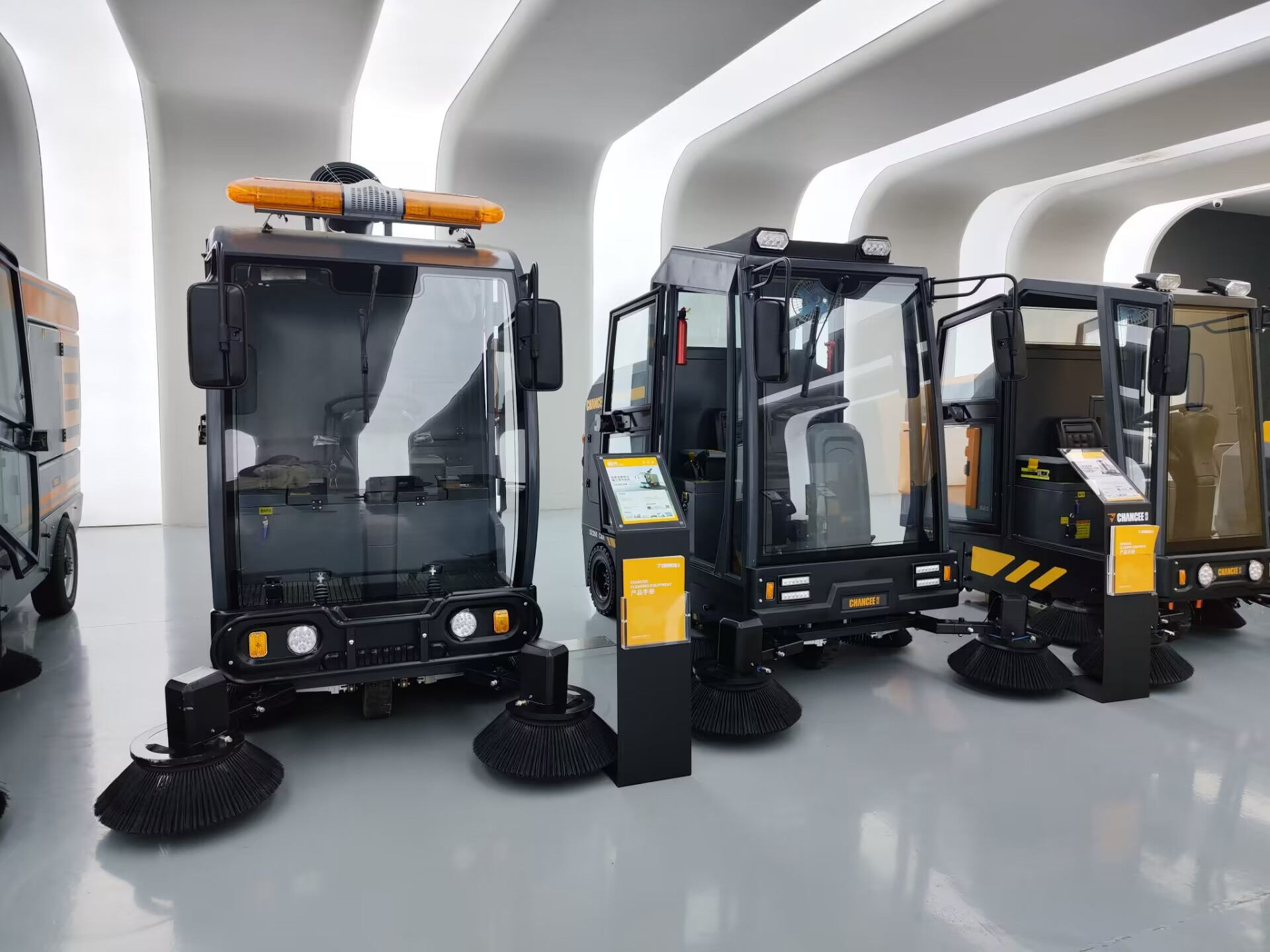 夏季雨天使用道路掃地機(jī)需注意的事項(xiàng)