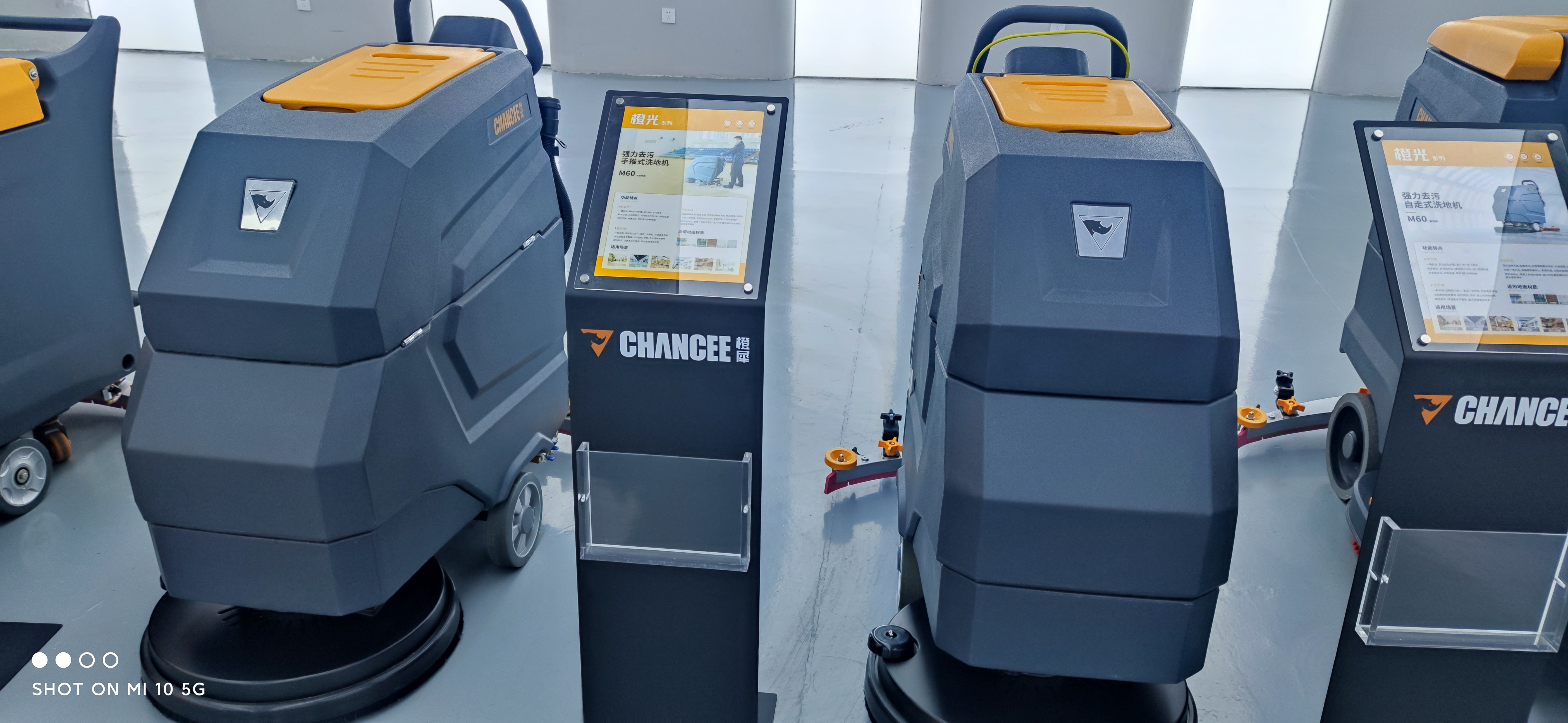 手推式洗地機為師生打造良好就餐環(huán)境