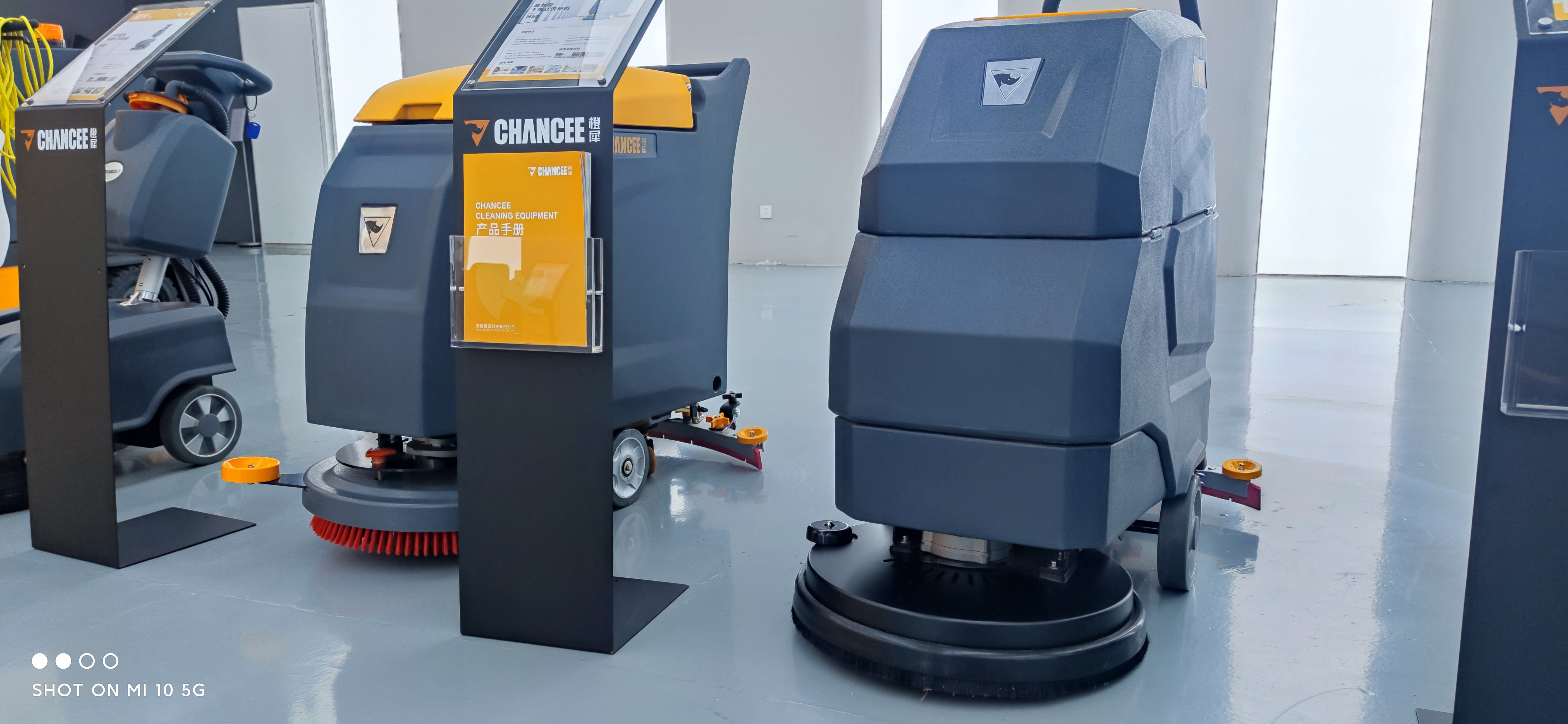 高鐵站使用全自動(dòng)洗地機(jī)