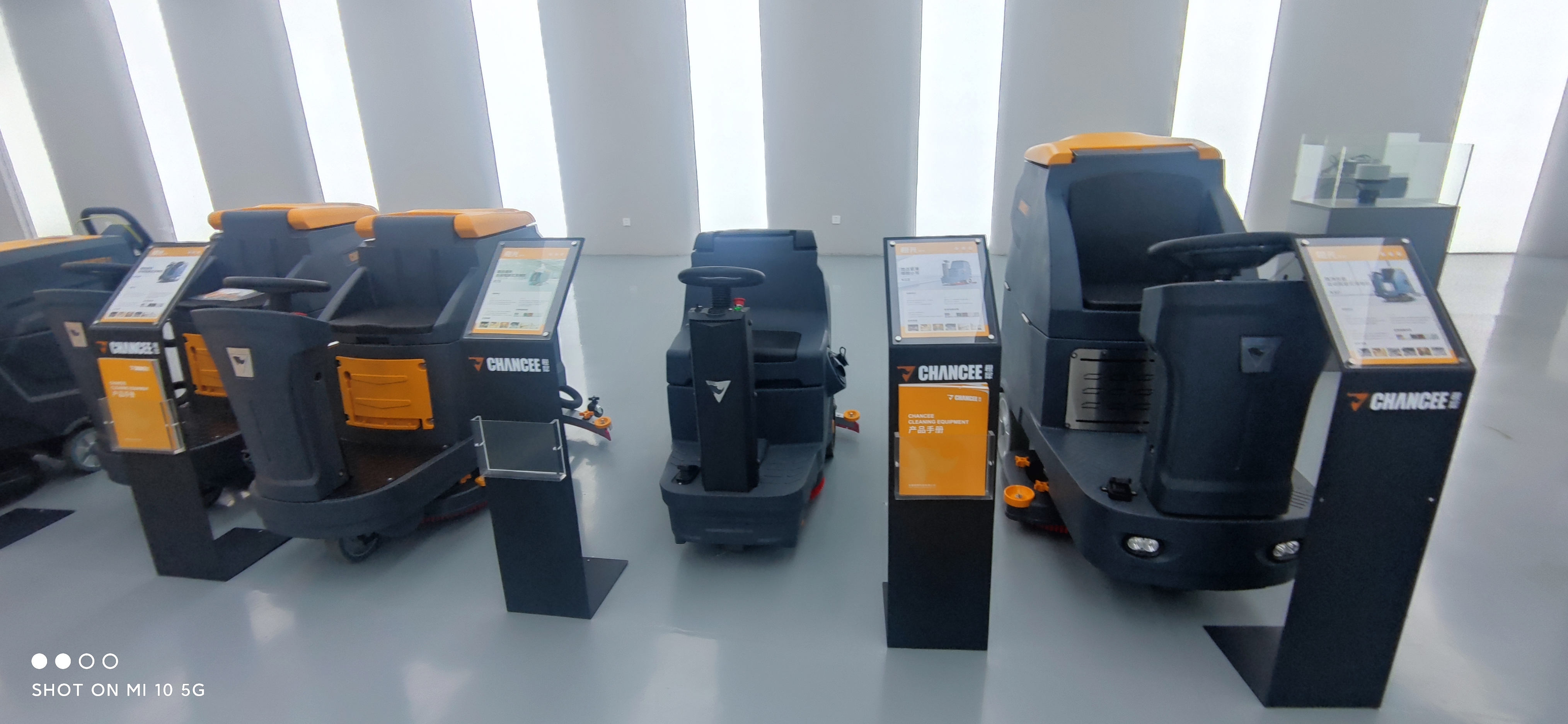 更換駕駛式洗地機(jī)的電瓶需要多少錢，貴嘛