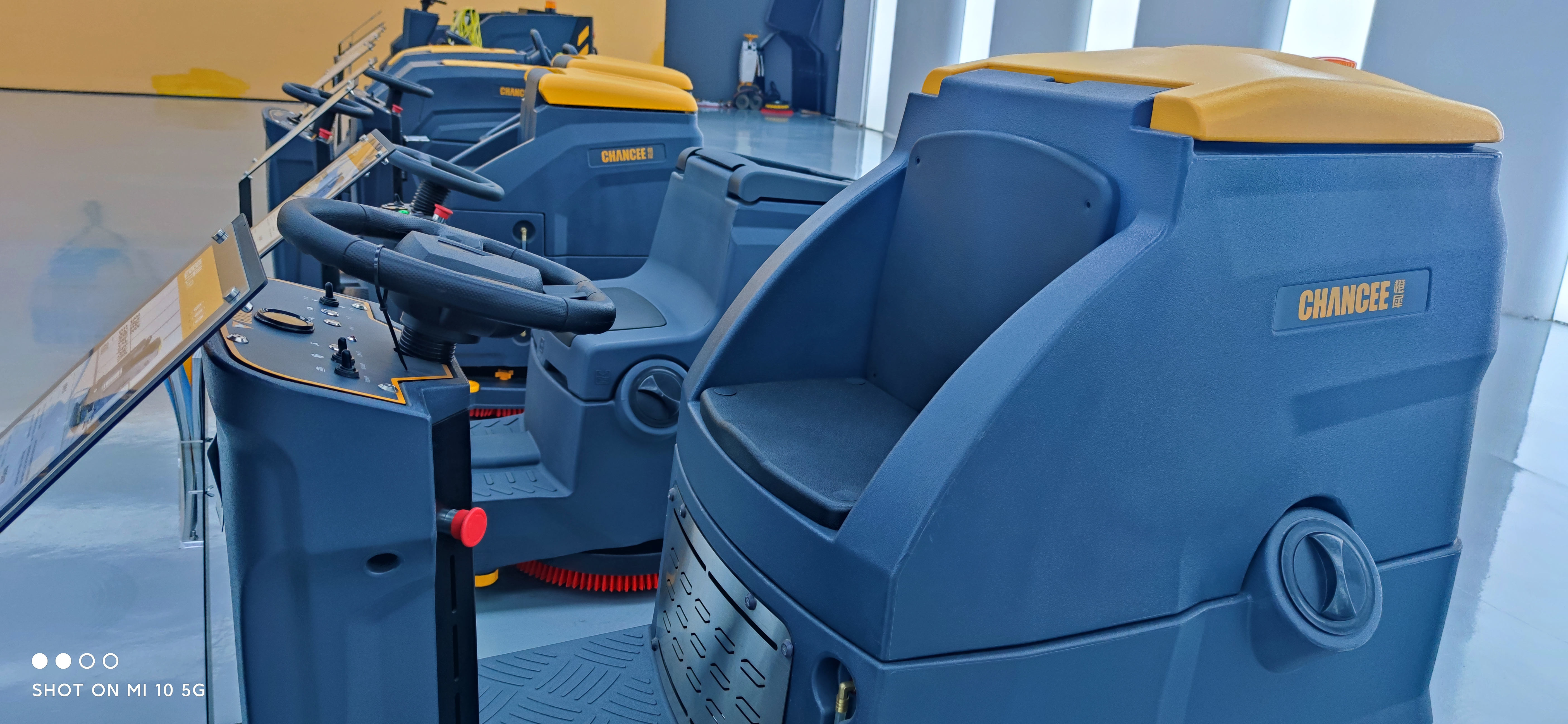 購買駕駛式洗地機時需要考慮哪些事項