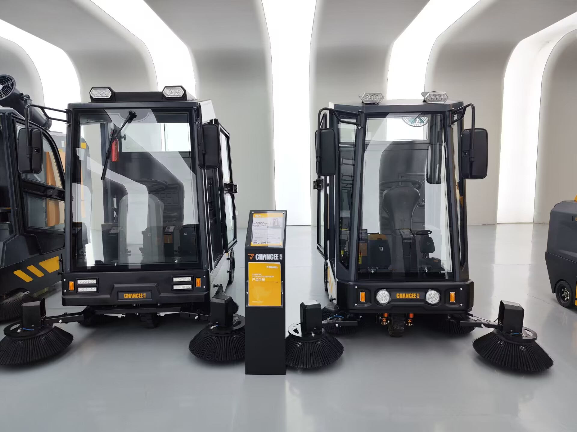 食品工廠園區(qū)采購駕駛式掃地機需要注意什么