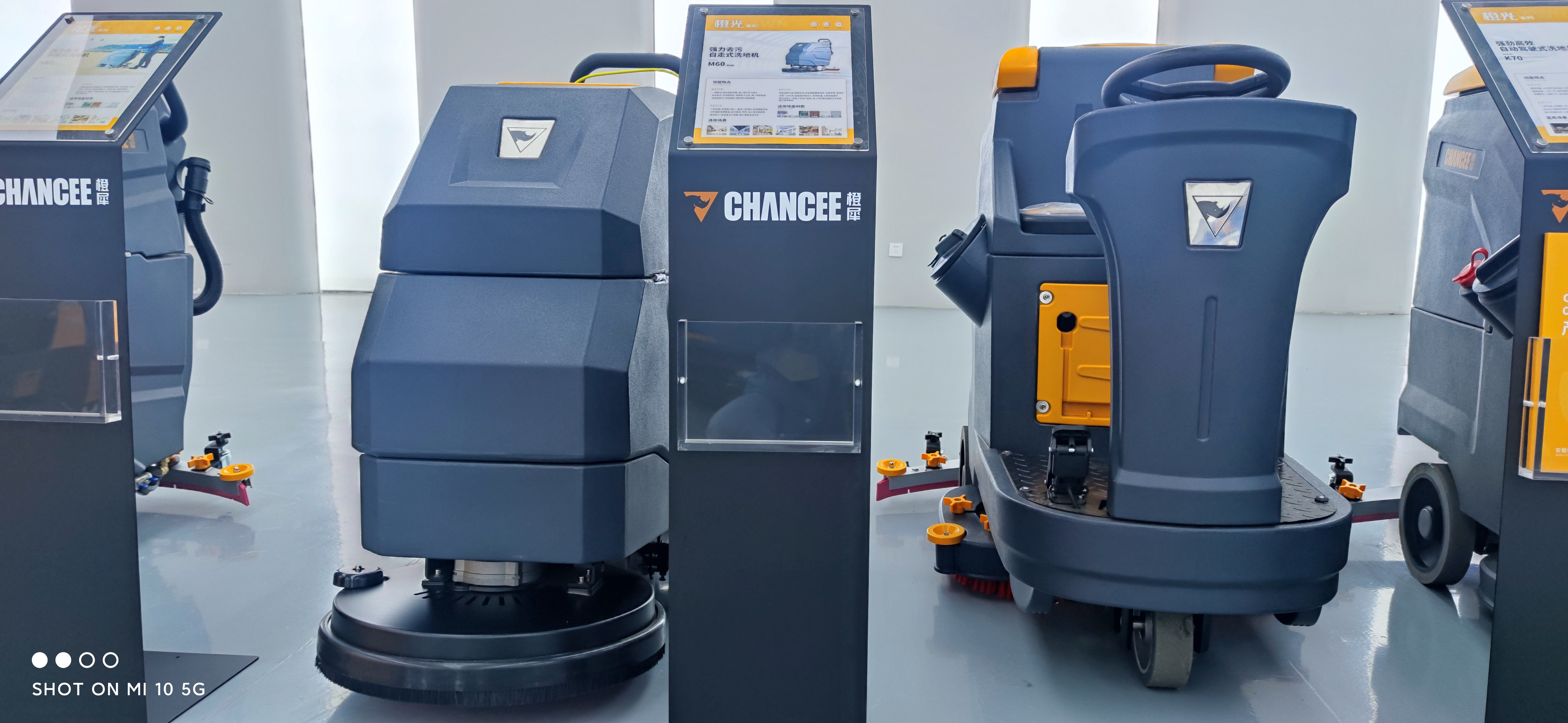  室內(nèi)雨天使用駕駛式洗地機(jī)有什么好處