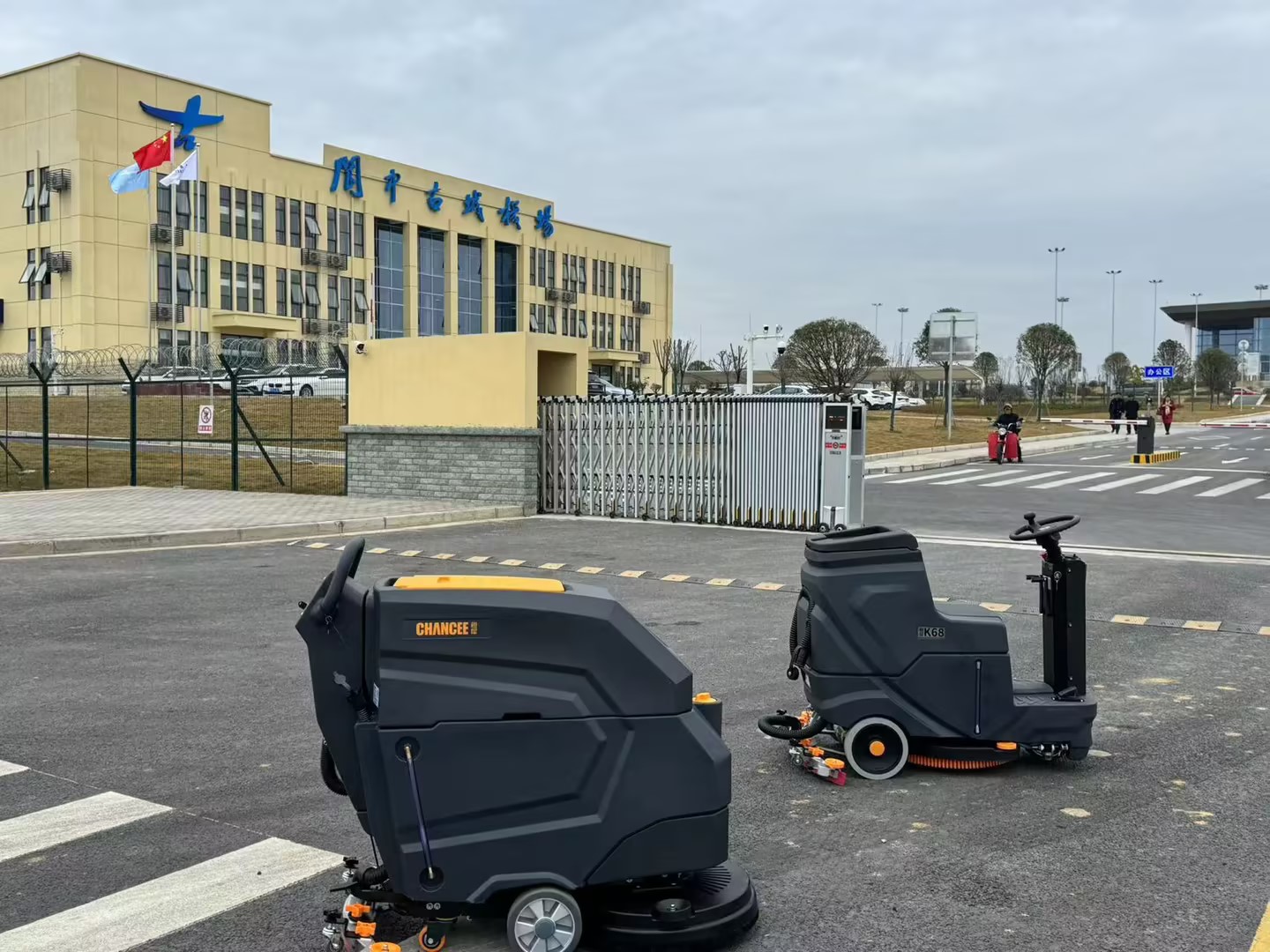 橙犀機(jī)場使用洗地機(jī)