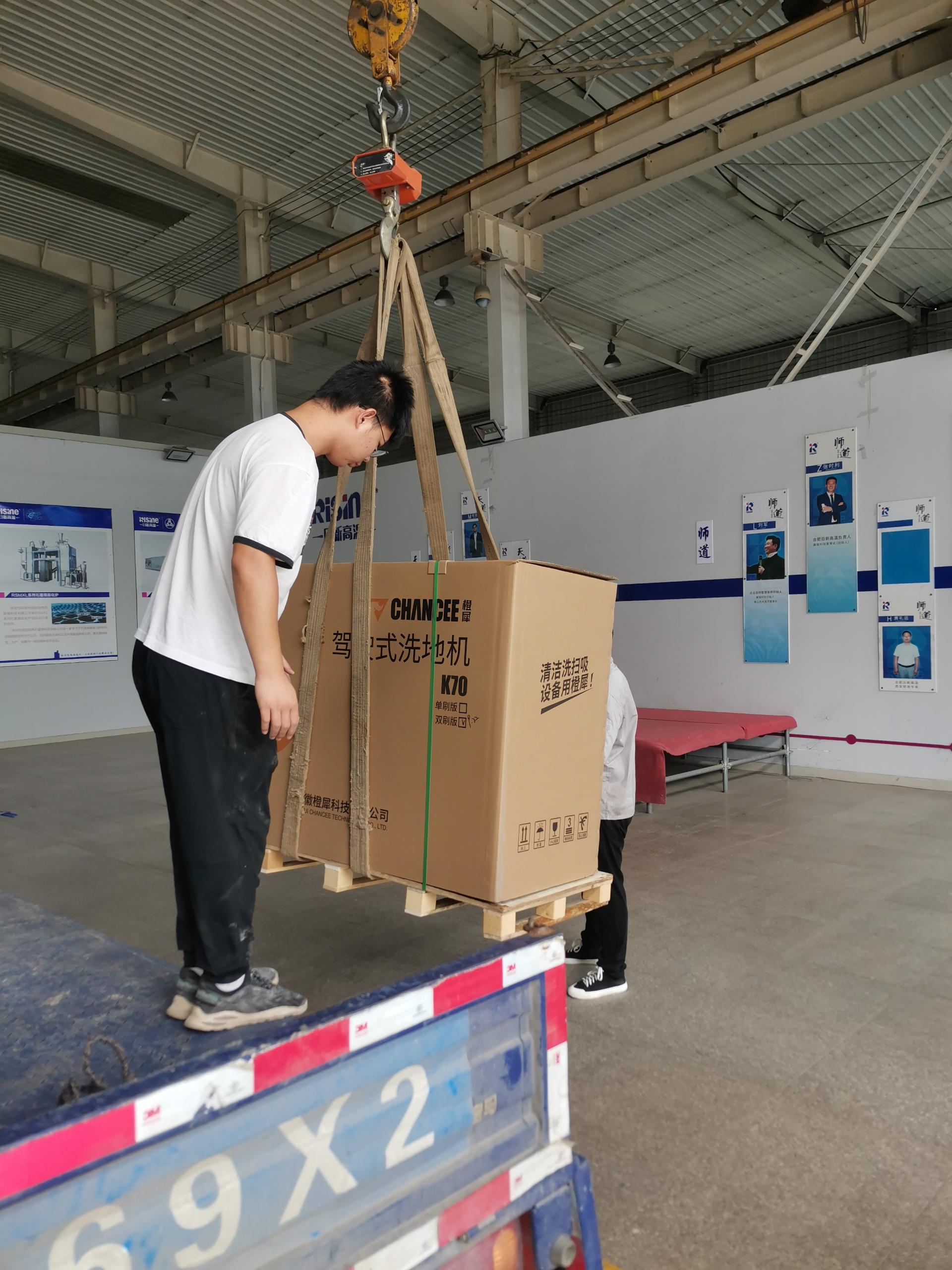 橙犀洗地機(jī)在食品廠的應(yīng)用